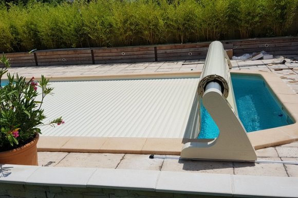 Volets roulants piscine sur rail Aix-en-Provence
