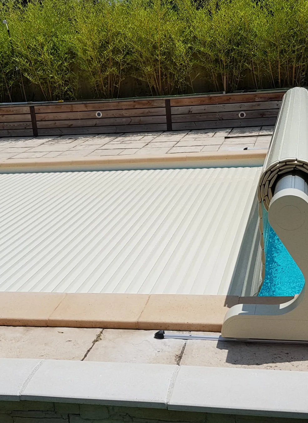 Capaxion Volet Roulant Piscine Marseille MARQUISE SUR RAILS ELECTRIQUE SOFATEC