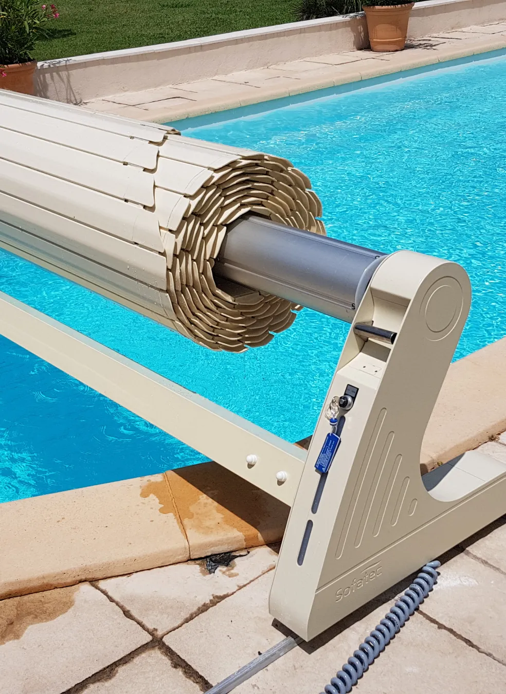 Capaxion Volet Roulant Piscine Marseille MARQUISE SUR RAILS ELECTRIQUE SOFATEC1