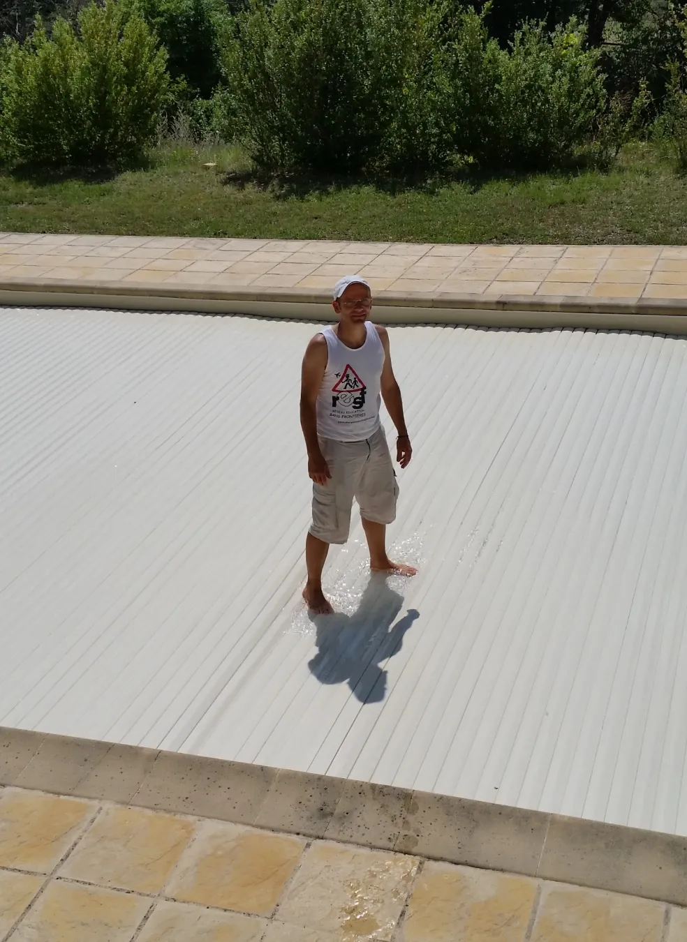 Capaxion Volet Roulant Piscine Marseille Une Personne Sur Le Volet 3